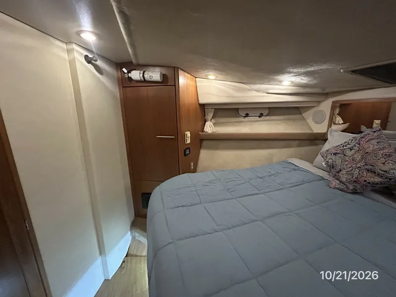 Slide: The Image of Bayliner 3988 master stateroom port - 8634954
