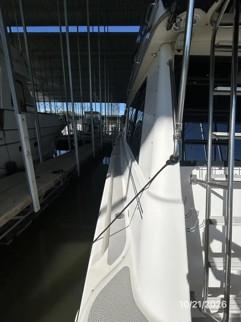 Slide: The Image of Bayliner 3988 port side deck1 - 8634962