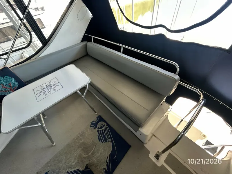 Slide: The Image of Bayliner 3988 flybridge starboard aft seating - 8634930