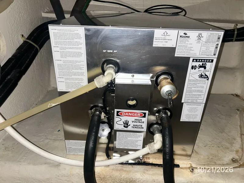 Slide: The Image of Bayliner 3988 water heater - 8634982