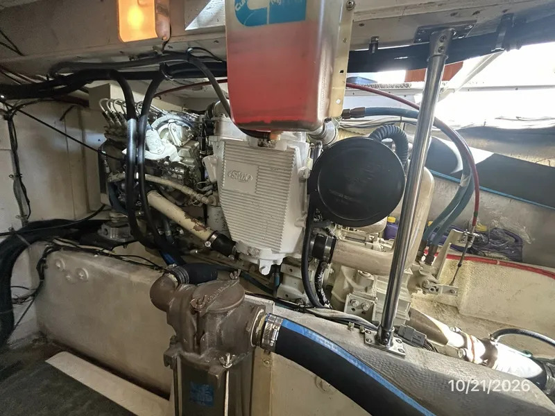 Slide: The Image of Bayliner 3988 starboard main engine - 8634977