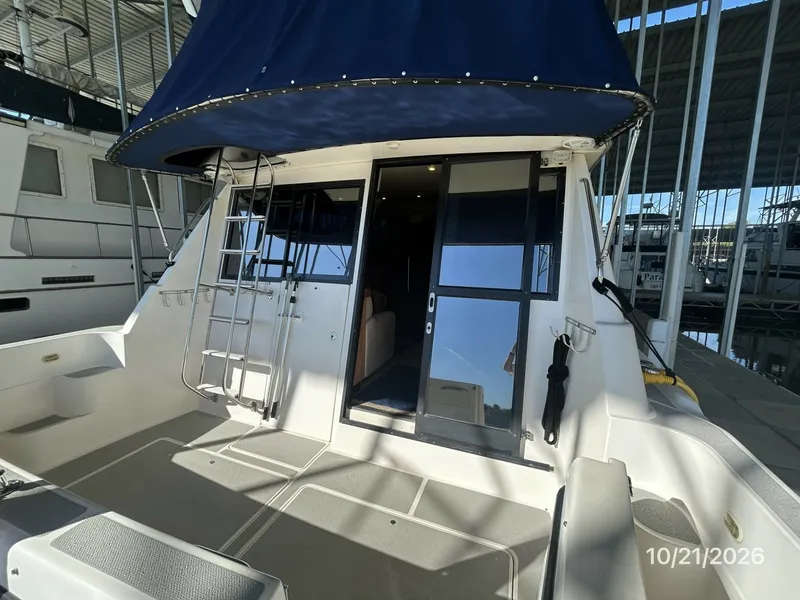 Slide: The Image of Bayliner 3988 aftdeck forward - 8634909