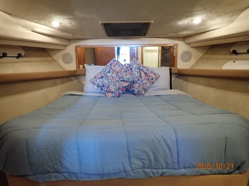 Slide: The Image of Bayliner 3988 master stateroom - 8634951