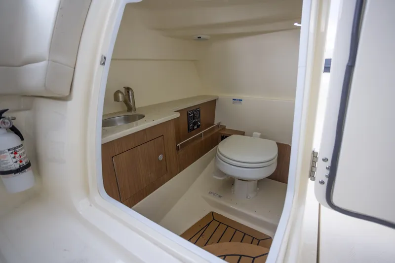 Slide: The Image of Boston Whaler 270 Vantage 2019 - 8634551