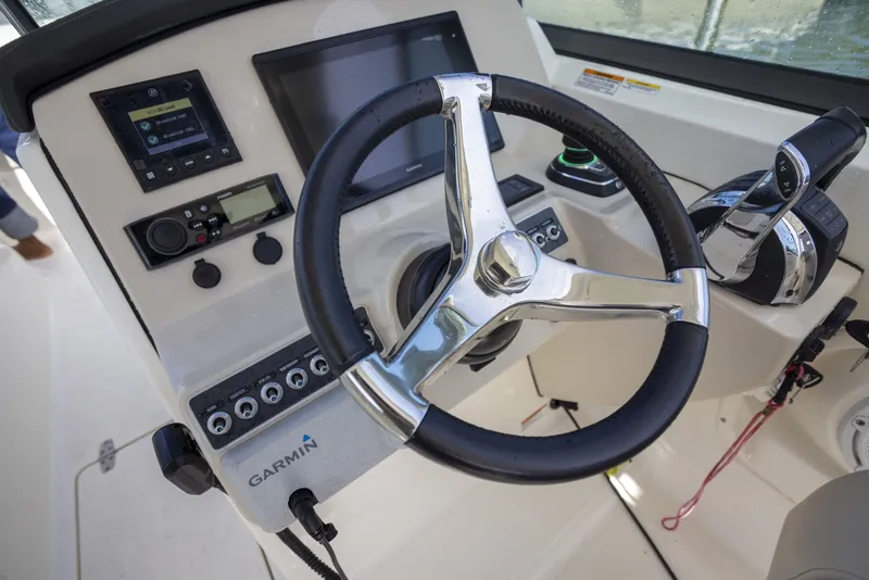 Slide: The Image of Boston Whaler 270 Vantage 2019 - 8634510