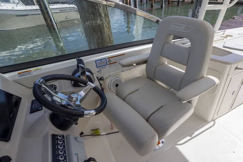 Slide: The Image of Boston Whaler 270 Vantage 2019 - 8634513