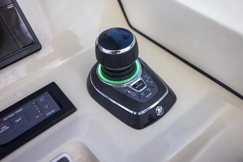 Slide: The Image of Boston Whaler 270 Vantage 2019 - 8634507