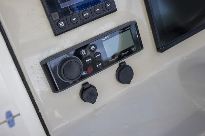 Slide: The Image of Boston Whaler 270 Vantage 2019 - 8634570