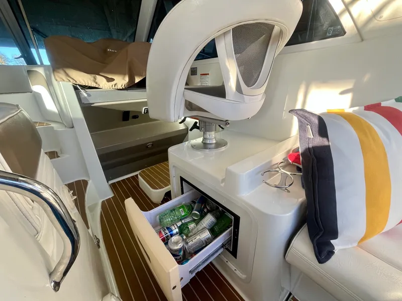 Slide: The Image of 2008 Cruisers Yachts 390 Sport Coupe - 8739021