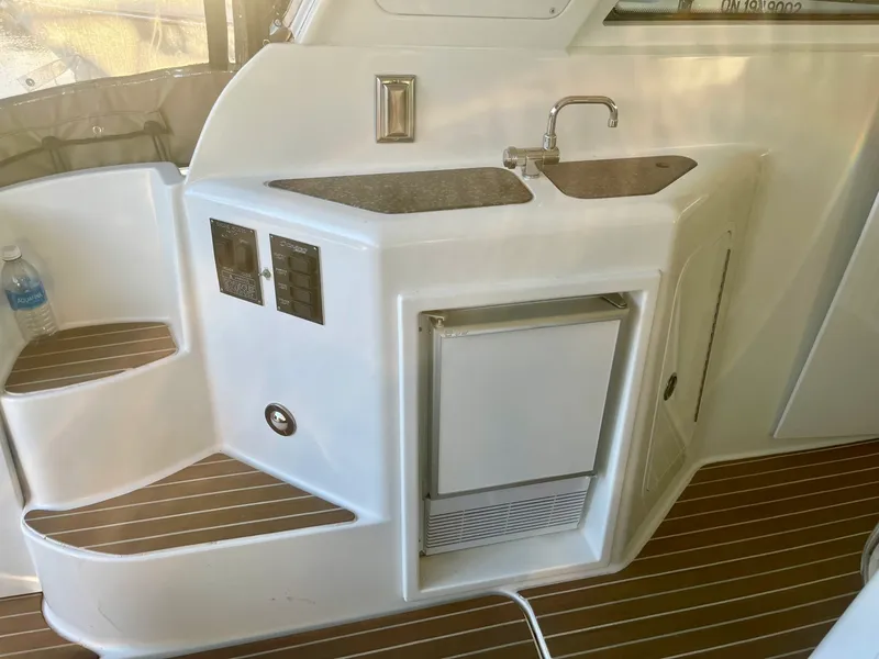 Slide: The Image of 2008 Cruisers Yachts 390 Sport Coupe - 8739020