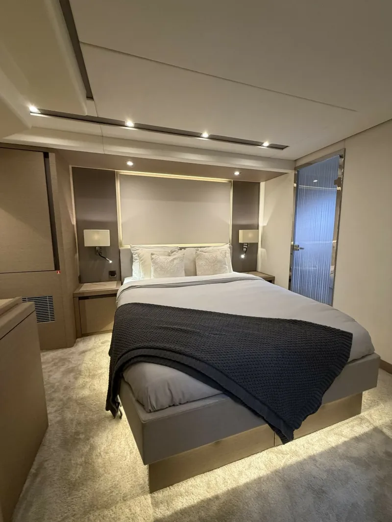 Slide: The Image of Prestige 680 Flybridge 2018 - 8700242