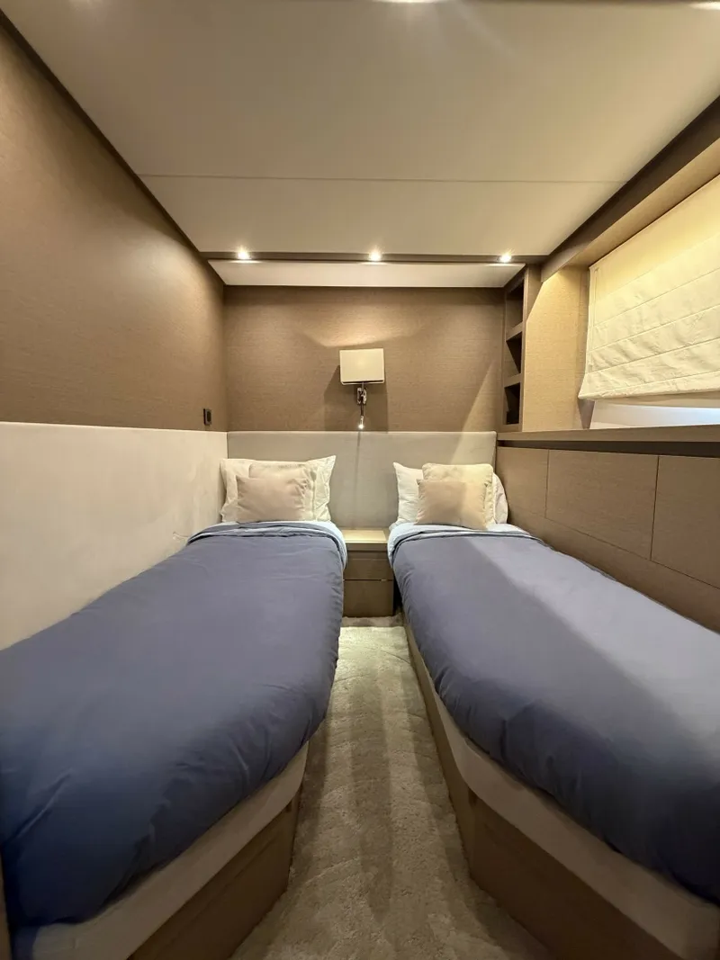 Slide: The Image of Prestige 680 Flybridge 2018 - 8700240