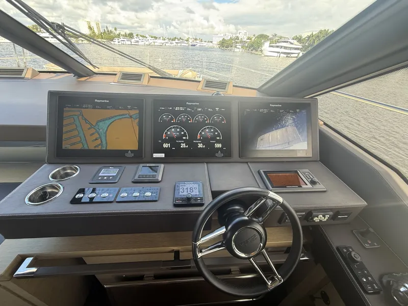 Slide: The Image of Prestige 680 Flybridge 2018 - 8700299