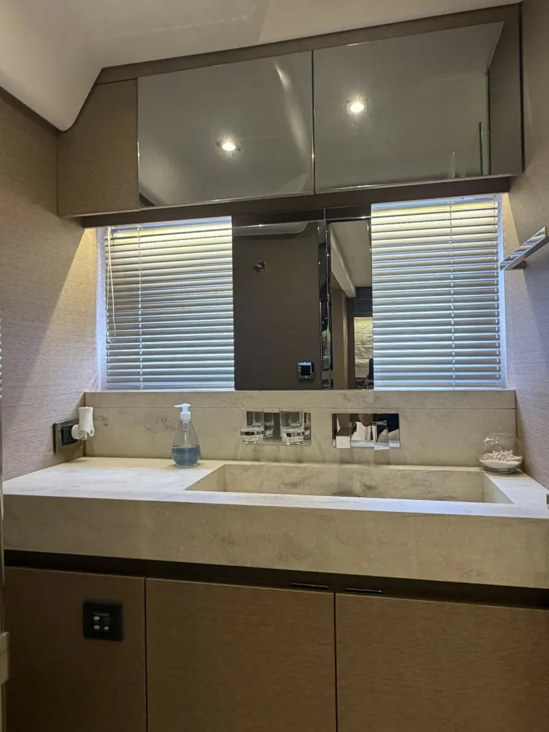 Slide: The Image of Prestige 680 Flybridge 2018 - 8700243