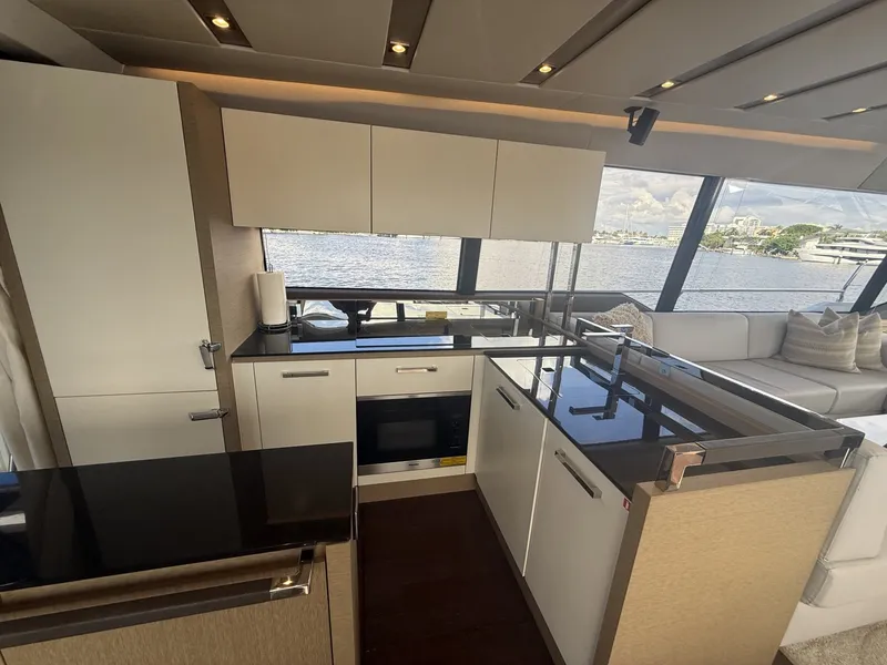 Slide: The Image of Prestige 680 Flybridge 2018 - 8700287