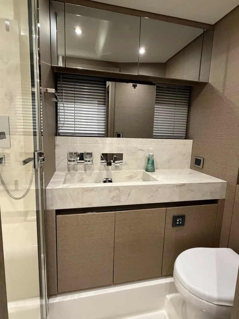 Slide: The Image of Prestige 680 Flybridge 2018 - 8700241