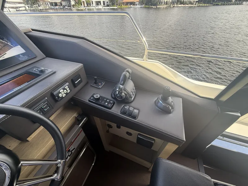 Slide: The Image of Prestige 680 Flybridge 2018 - 8700300