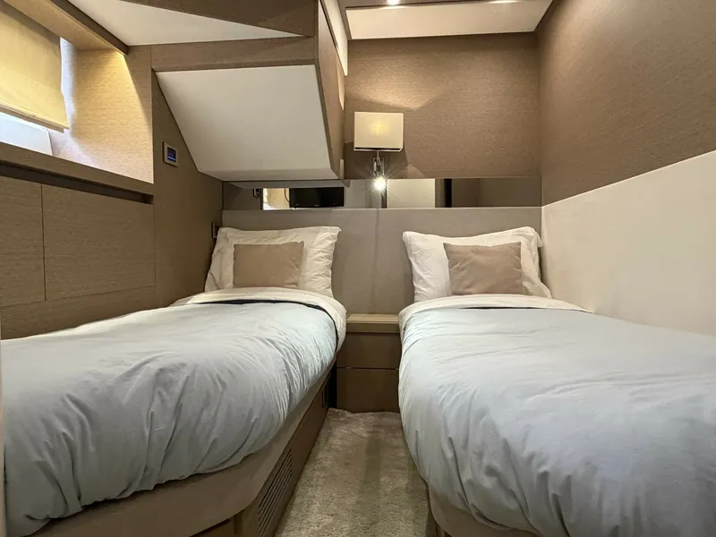 Slide: The Image of Prestige 680 Flybridge 2018 - 8700244