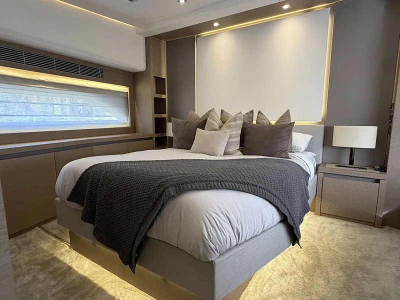 Slide: The Image of Prestige 680 Flybridge 2018 - 8700237