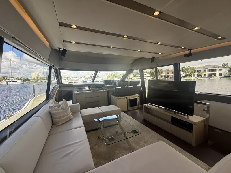 Slide: The Image of Prestige 680 Flybridge 2018 - 8700305