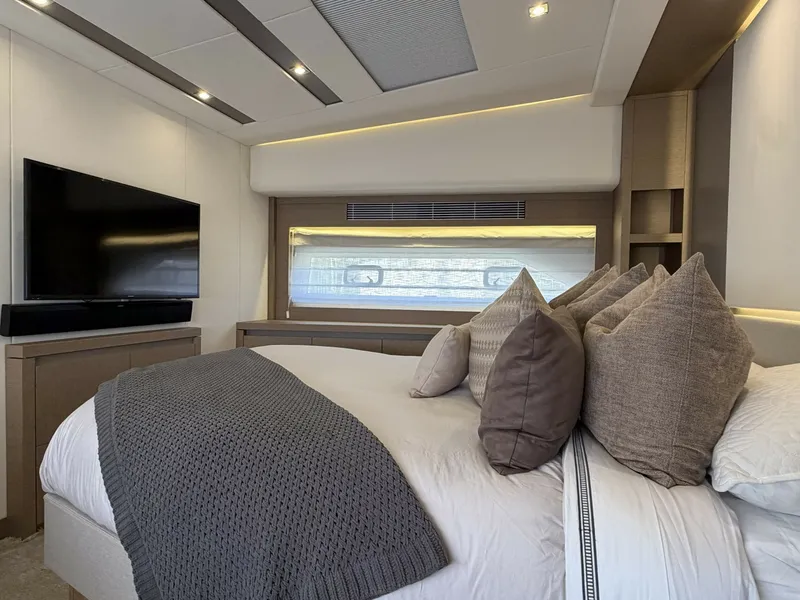 Slide: The Image of Prestige 680 Flybridge 2018 - 8700238