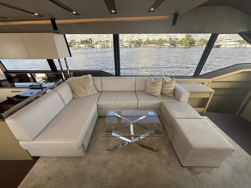 Slide: The Image of Prestige 680 Flybridge 2018 - 8700295