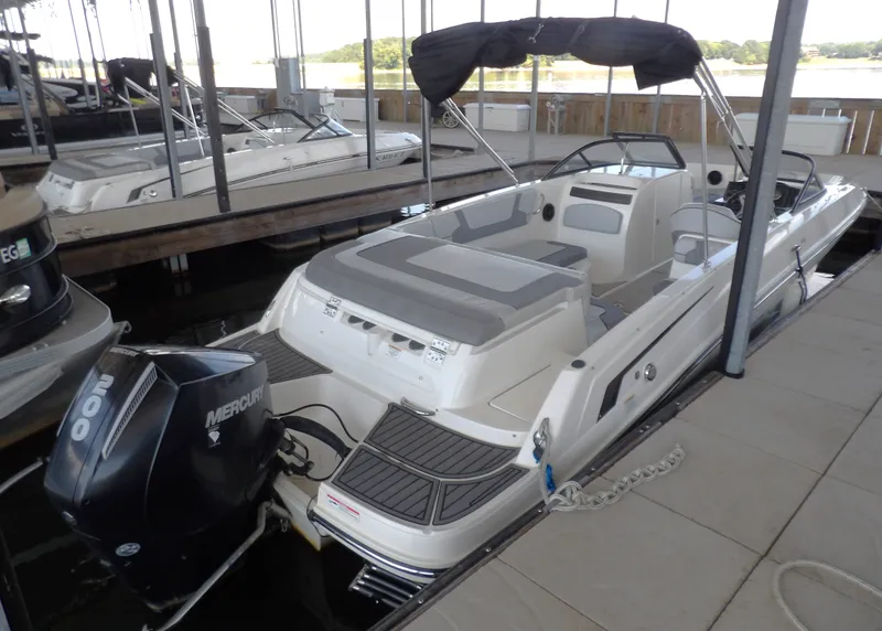 Slide: The Image of Bayliner VR6 Bowrider - Outboard 2023 - 4