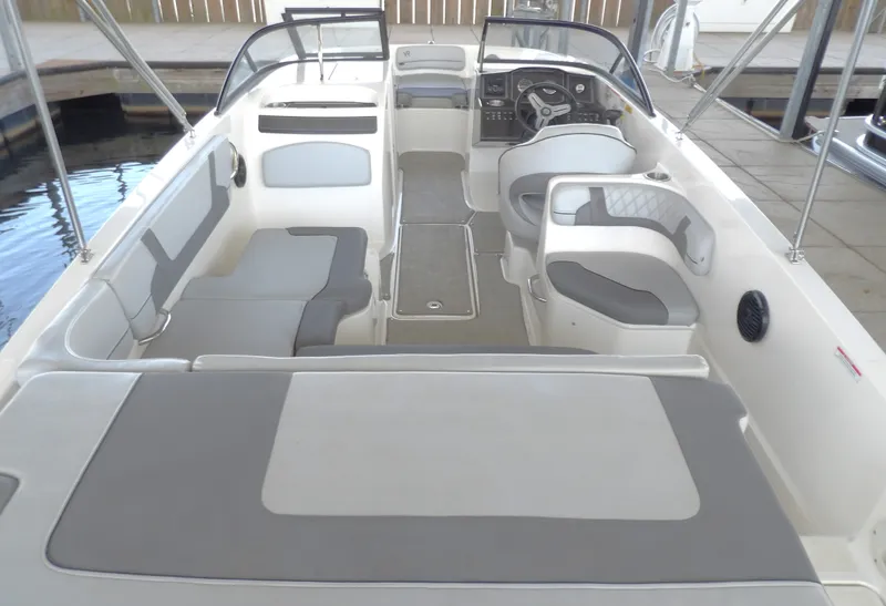 Slide: The Image of Bayliner VR6 Bowrider - Outboard 2023 - 6