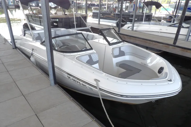 Slide: The Image of Bayliner VR6 Bowrider - Outboard 2023 - 3