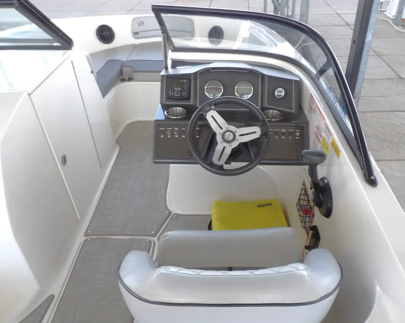 Slide: The Image of Bayliner VR6 Bowrider - Outboard 2023 - 7