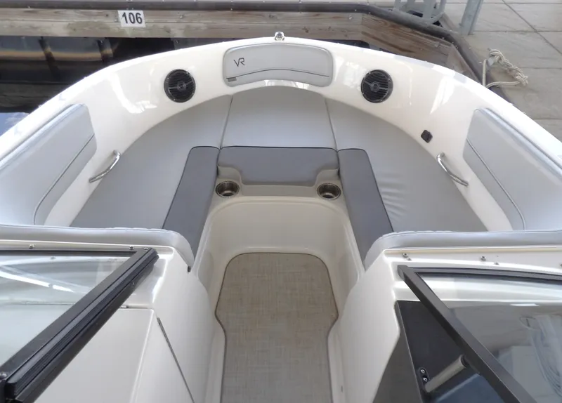 Slide: The Image of Bayliner VR6 Bowrider - Outboard 2023 - 10