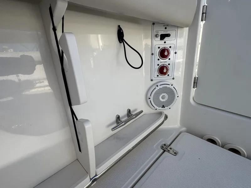 Slide: The Image of Boston Whaler 280 OUTRAGE 2021 - 15