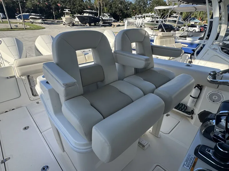 Slide: The Image of Boston Whaler 280 OUTRAGE 2021 - 18