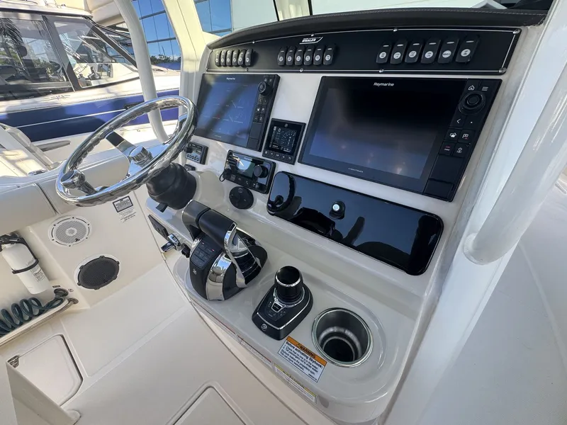 Slide: The Image of Boston Whaler 280 OUTRAGE 2021 - 36