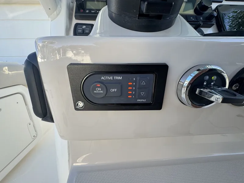 Slide: The Image of Boston Whaler 280 OUTRAGE 2021 - 40