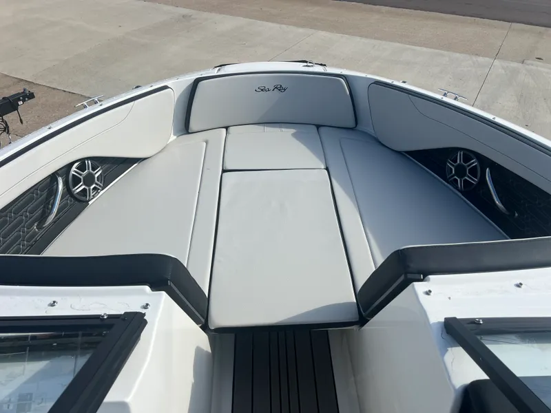 Slide: The Image of Sea Ray SPX 210 Outboard 2026 - 12