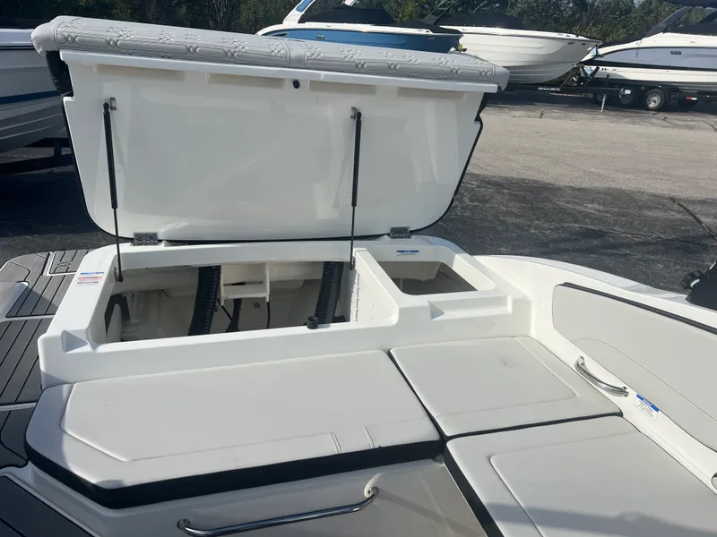 Slide: The Image of Sea Ray SPX 210 Outboard 2026 - 8