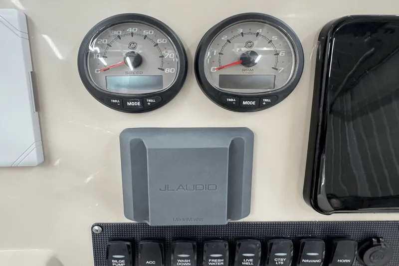 Slide: The Image of Boston Whaler 250 Dauntless 2025 - 18