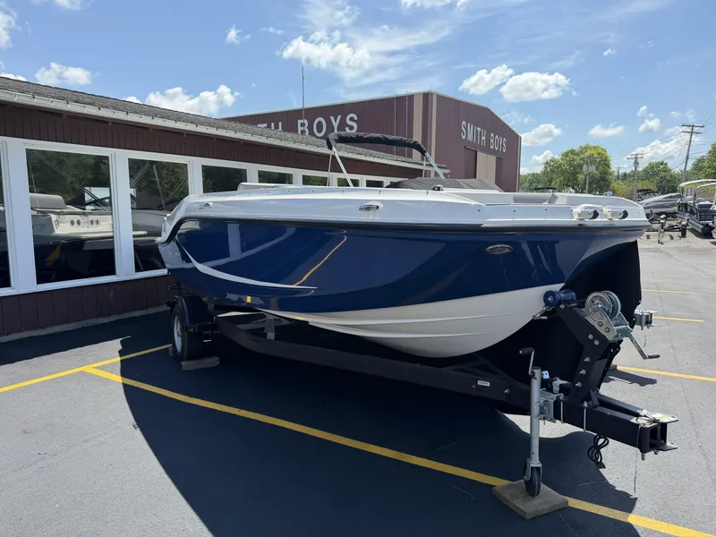 The Image of Bayliner D201 2025 - 0