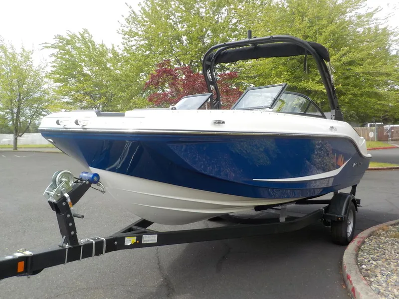 The Image of Bayliner D201 2025 - 0