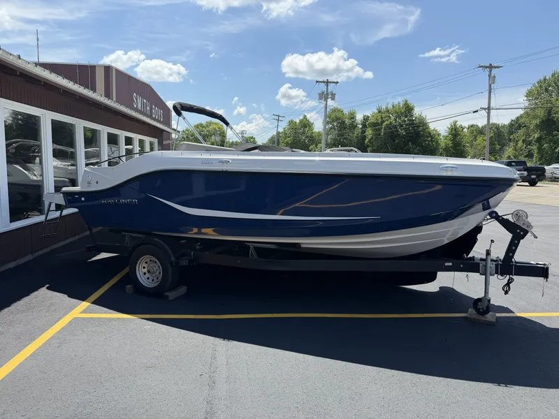 Slide: The Image of Bayliner D201 2025 - 1