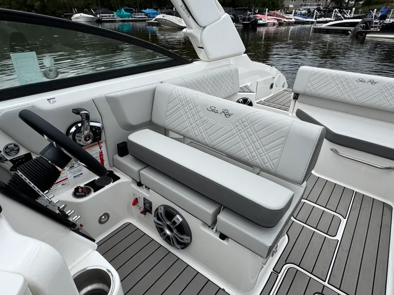 Slide: The Image of Sea Ray 250 SDX 2025 - 15