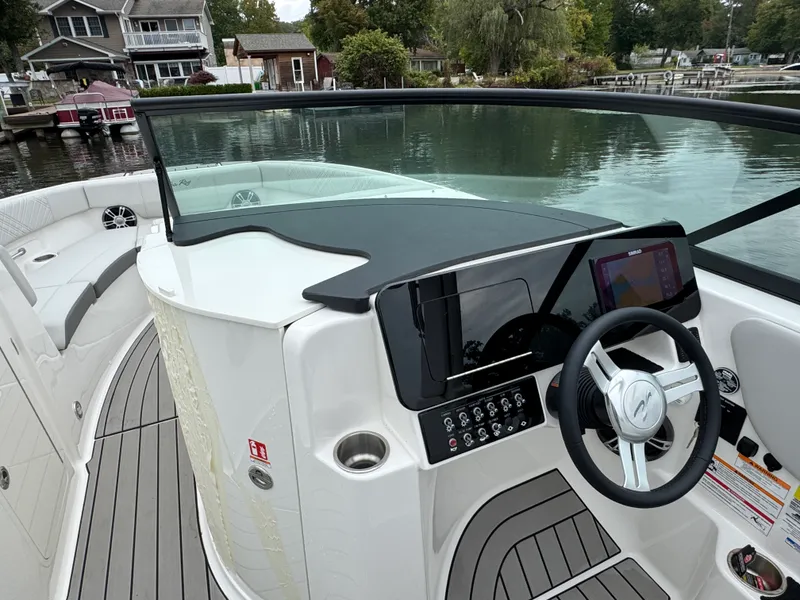 Slide: The Image of Sea Ray 250 SDX 2025 - 16