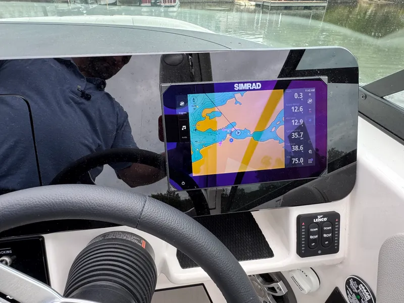 Slide: The Image of Sea Ray 250 SDX 2025 - 18