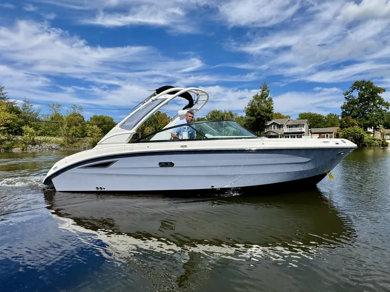 Slide: The Image of Sea Ray 250 SDX 2025 - 2