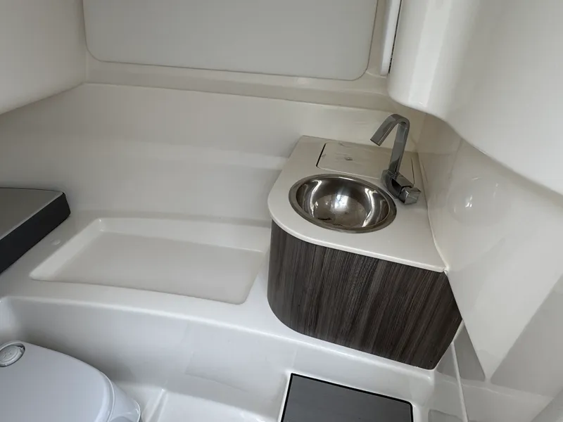 Slide: The Image of Sea Ray 250 SDX 2025 - 20