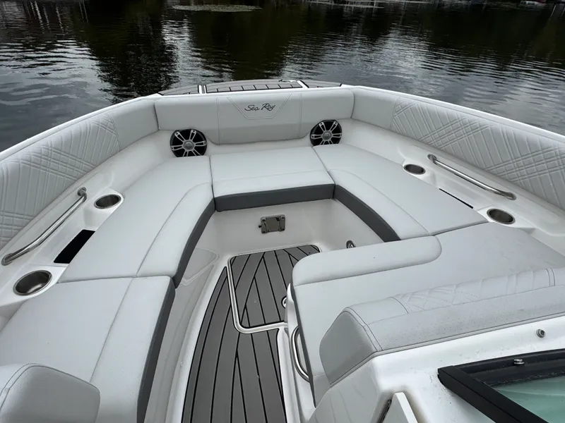 Slide: The Image of Sea Ray 250 SDX 2025 - 21