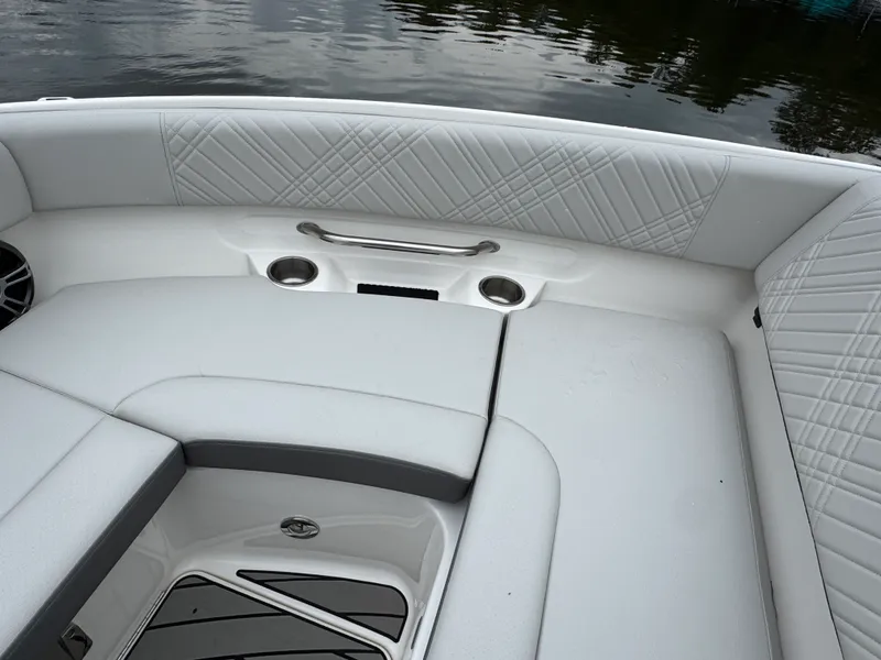 Slide: The Image of Sea Ray 250 SDX 2025 - 22