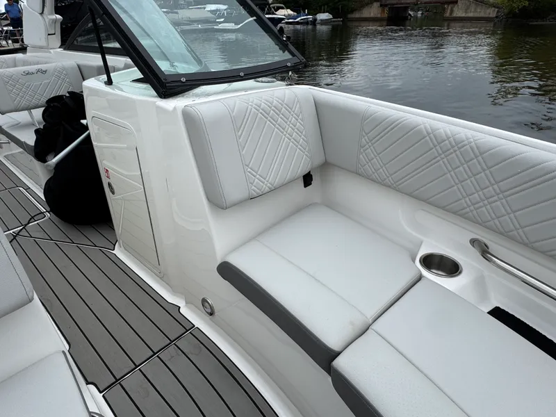 Slide: The Image of Sea Ray 250 SDX 2025 - 24