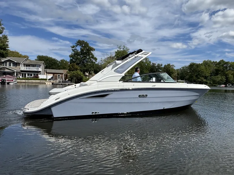 Slide: The Image of Sea Ray 250 SDX 2025 - 3